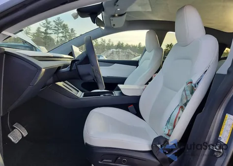 2026 Tesla Model Y z USA, uszkodzony, nr VIN 7SAYGDEE4TA393162